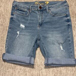Seven7 denim long shorts Sz 8 light wash slight distressing roll up breezy crop